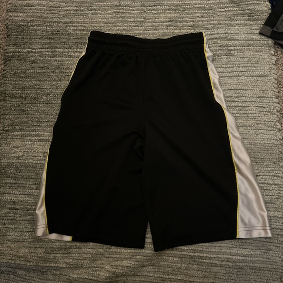 Boys Children’s Place Retro style gym short - Picture 2 of 2